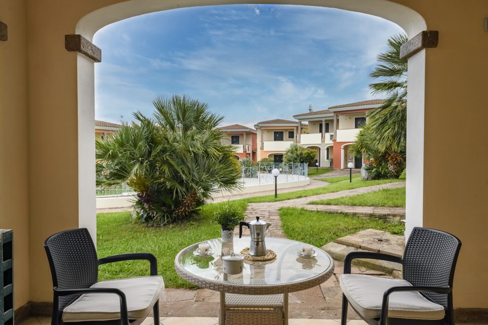 Terraza privada a la entrada de la casa con vistas al jardin y a la piscina