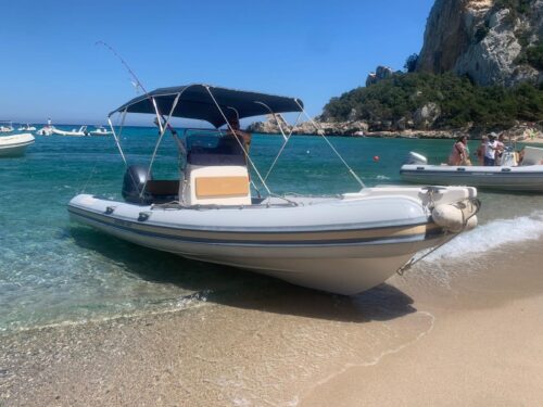 imagen de una lancha en la orilla de una playa en el golfo de orosei