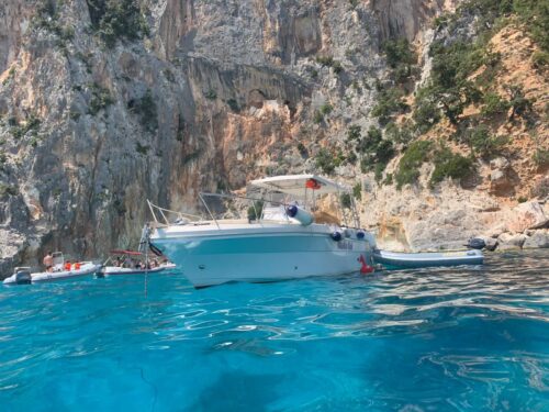 excursión en barca por el Golfo de Orosei contratada por la web de Una Amiga en Cerdeña
