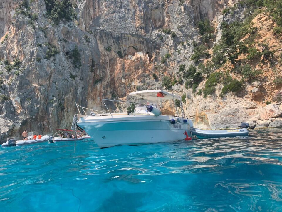 excursión en barca por el Golfo de Orosei contratada por la web de Una Amiga en Cerdeña