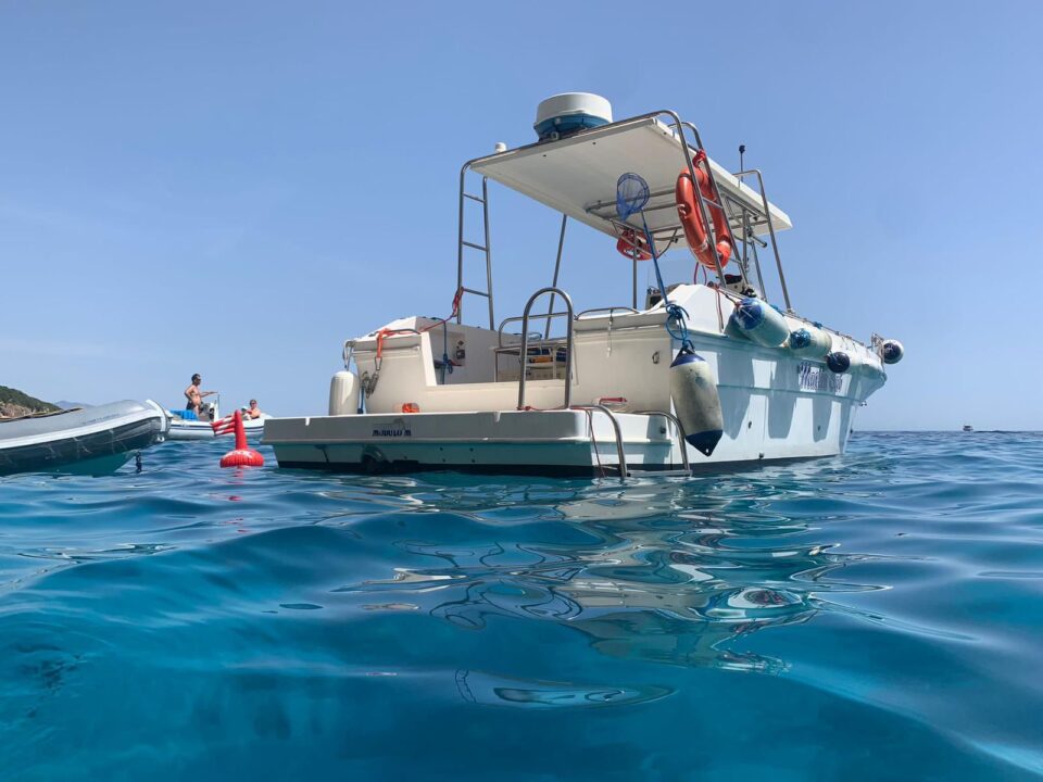 imagen de un barco para hacer una excursión por el golfo de orosei contratado con Una Amiga en Cerdeña.