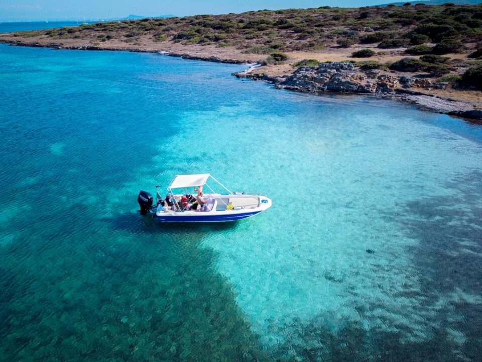 Servicio de excursión en barca por la playa de Asinara contratado por la web de Una amiga en Cerdeña