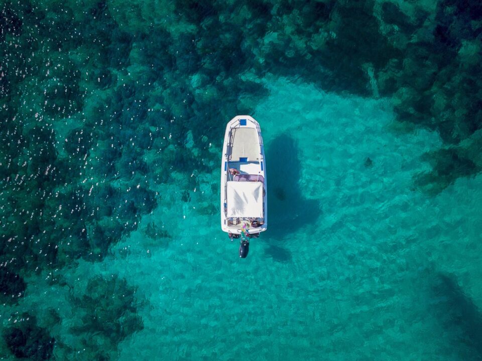 "Una Amiga en Cerdeña" ofrece tours en barca por la zona del Parque Nacional de Asinara.