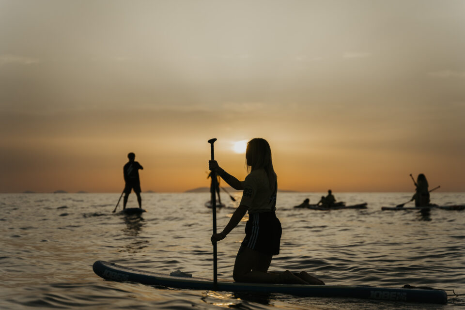 imagen de un atardecer en kayak en cerdeña por el castillo de castelsardo