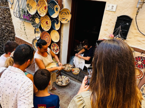 Grupo de personas haciendo una visita guiada por Castelsardo contratada con Una Amiga en Cerdeña.