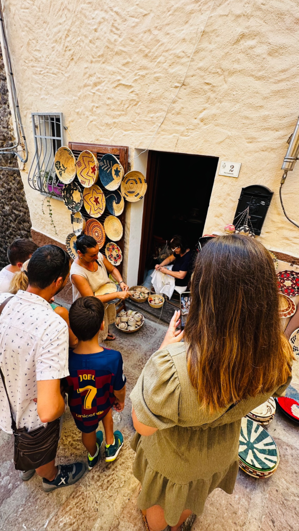Grupo de personas haciendo una visita guiada por Castelsardo contratada con Una Amiga en Cerdeña.