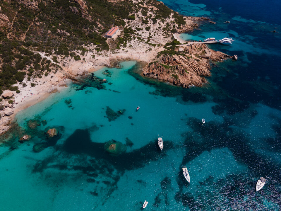 Imagen de la costa del archipiélago de La Maddalena en Cerdeña