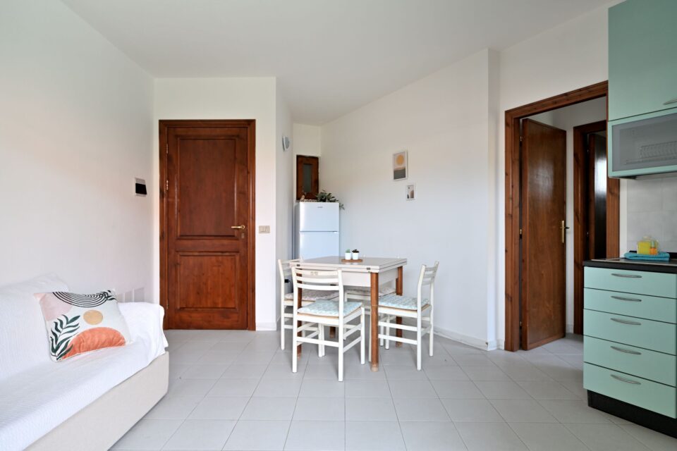 Dalia, apartamento en Lu Bagnu cerca del mar con gran terraza - Imagen 4