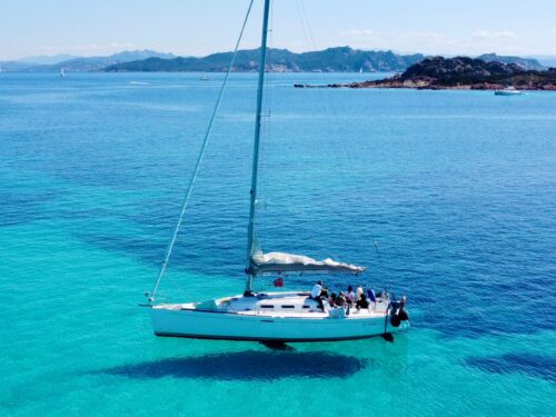 Excursión en velero por el archipiélago de la Maddalena contratada con Una Amiga en Cerdeña.